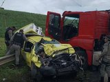 Viatura da PM é destruída por caminhão na BR-101, mas policiais escapam ilesos