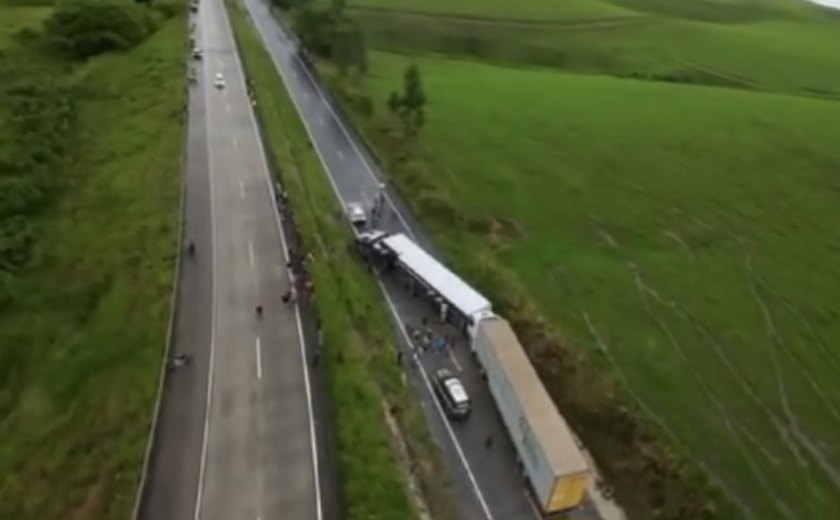 Acidente interdita BR-101 entre Flexeiras e Joaquim Gomes no sentido Maceió/Recife
