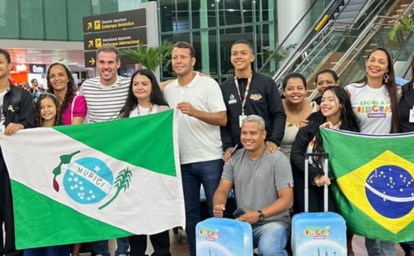 Olavo Neto e Remi Filho acompanham de perto embarque dos estudantes de inglês da Escola de Línguas de Murici