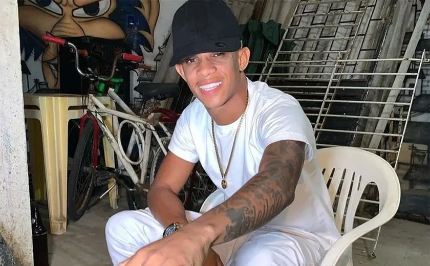 Cantor Biel Xcamoso morre aos 24 anos vítima de acidente de carro