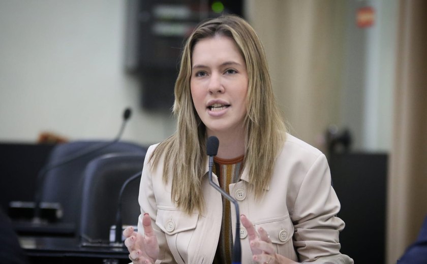 Cibele Moura propõe projeto para regulamentar progressão parcial em escolas públicas de Alagoas