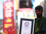 Grande Mestre Tunde Onakoya bate recorde mundial ao jogar xadrez por 64 horas e arrecada fundos para escola na Nigéria