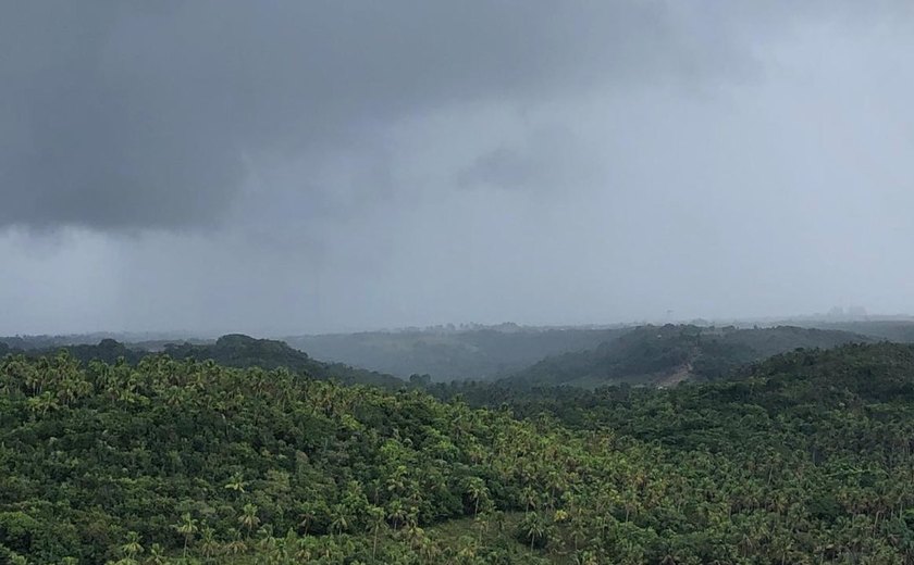 Cidades da Zona da Mata estão no alerta laranja até a manhã de quinta-feira (22), sob risco de transbordamentos de rios.