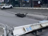 Carreta atinge poste no Antares e motoqueiro evita acidente ao pular da moto