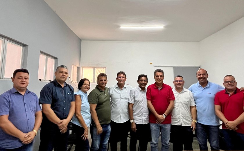 Prefeito e vice-prefeito de Branquinha se reúnem com vereadores