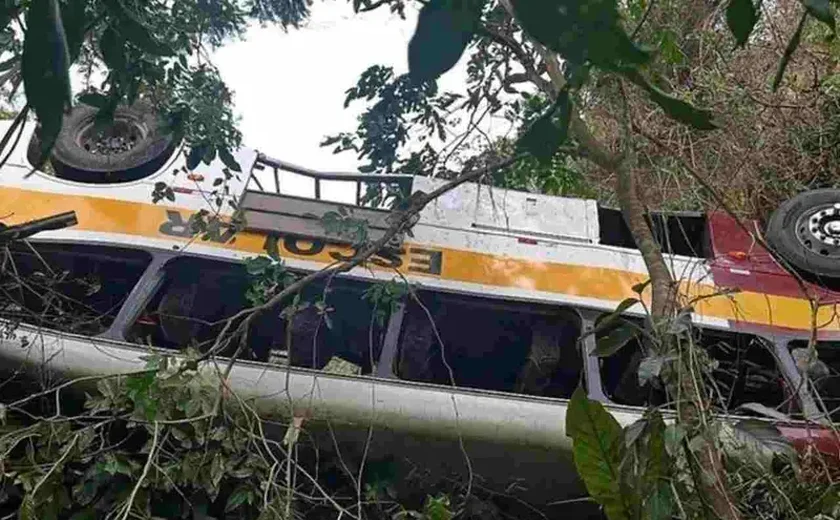 Retirada do ônibus que caiu na Serra da Barriga entra no terceiro dia e veículo será dividido para ser removido