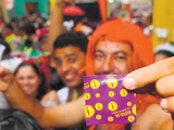 Distribuição de camisinhas em blocos carnavalescos facilita prevenção e minimiza transmissão de ISTs