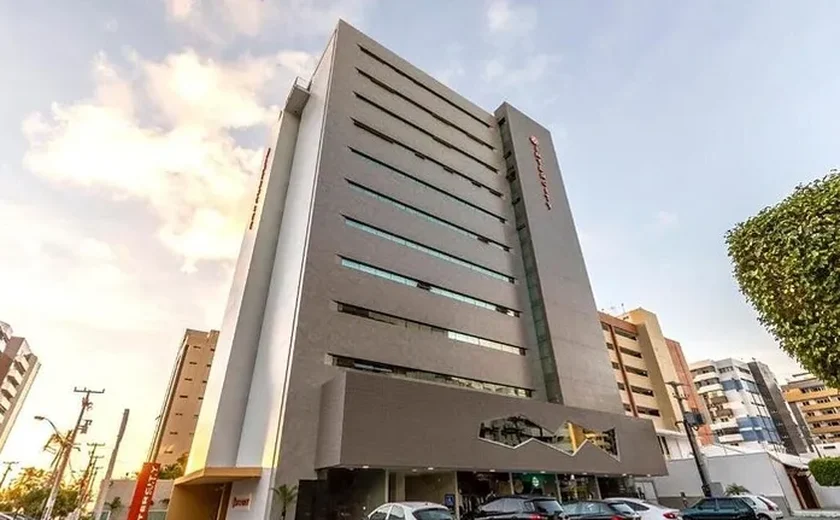 Ar-condicionado pega fogo em quarto de hotel na Ponta Verde, em Maceió
