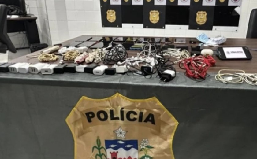 Operação em presídios de Alagoas apreende 15 celulares, fones drogas