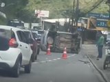 Três pessoas ficam feridas em acidente na Avenida Leste Oeste, em Maceió