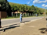 Prefeito Arthur Freitas acompanha obra de recapeamento asfáltico no acesso à Santana do Mundaú