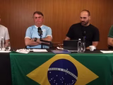 PF fez buscas contra Carlos em casa onde Bolsonaro fez live; ex-presidente e filhos deixaram o local de barco