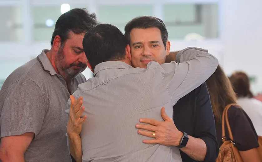 Ultimo adeus: Famosos vão ao velório de Magrão, diretor de programas do SBT