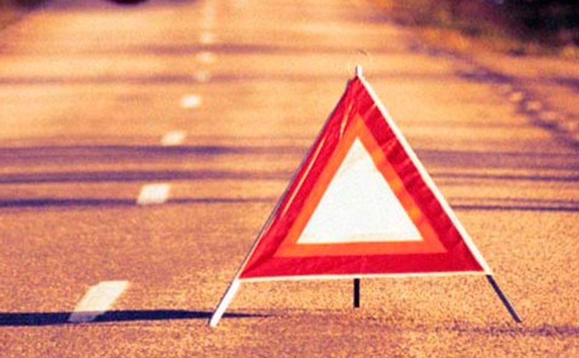 Mulher morre em acidente entre motocicleta e caminhão na Via Expressa em Maceió