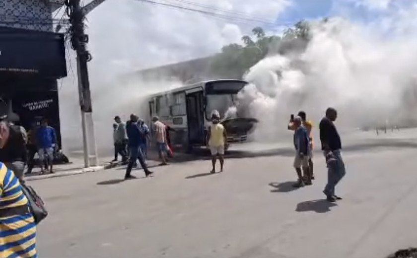Ônibus da Veleiro pega fogo em Rio Largo