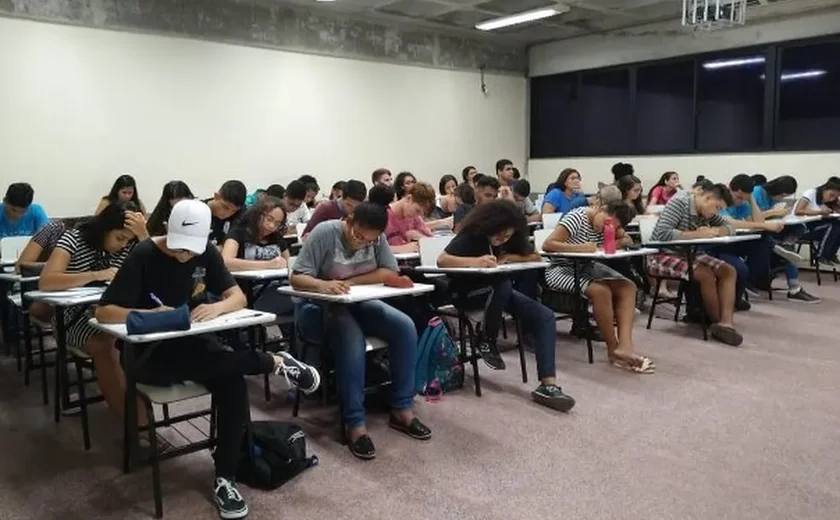 Alunos de cursinhos populares receberão R$ 200 por mês, diz MEC; veja quem pode participar