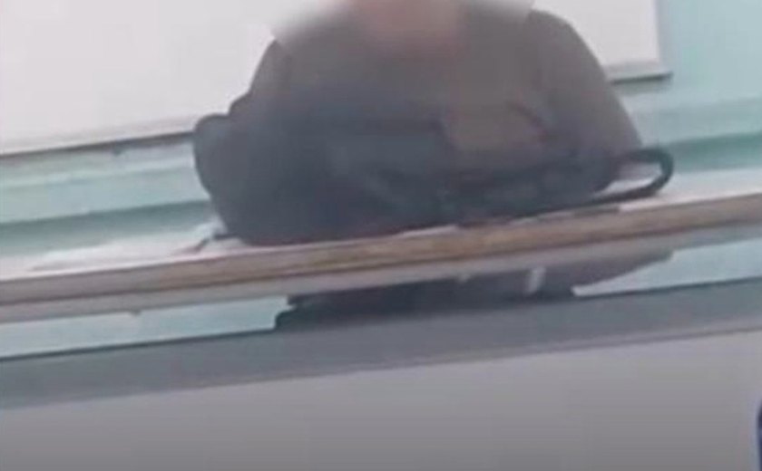 Professor é afastado após ser flagrado se masturbando durante aula em Fortaleza