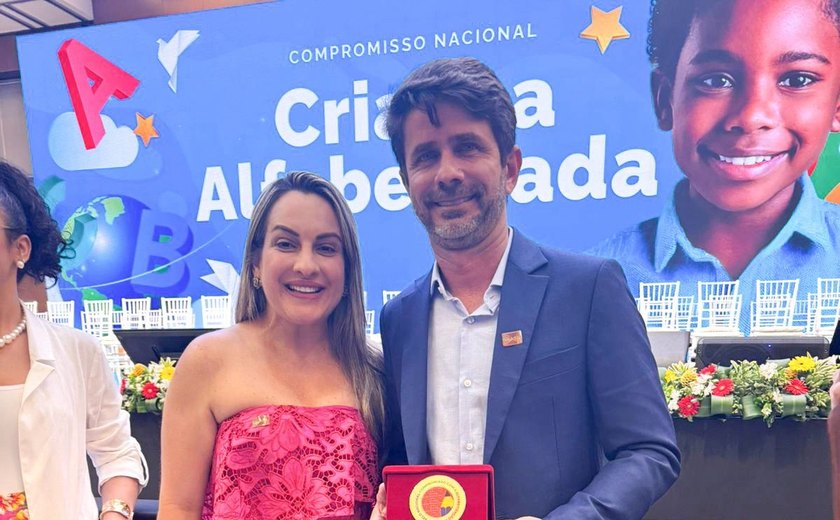 Junior Menezes recebe prêmio nacional em reconhecimento à alfabetização de crianças na idade certa