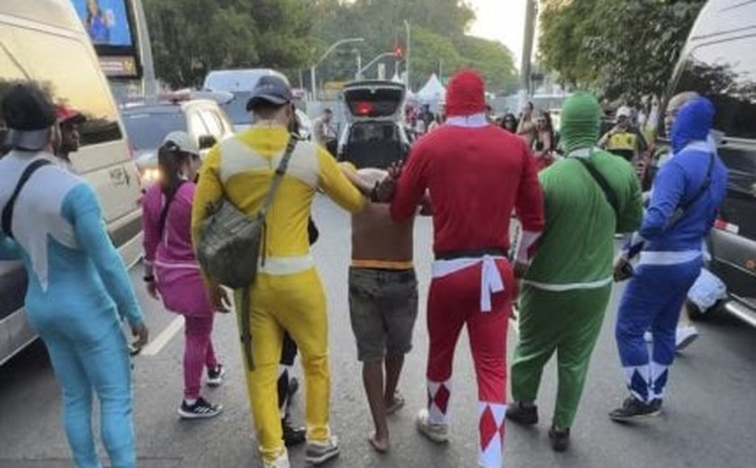Power Rangers da vida real prende suspeito de roubo em bloco de Carnaval