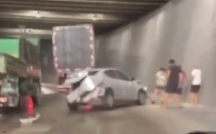 Acidente deixa carro destruído em viaduto de Alagoas durante madrugada