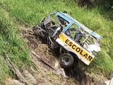 Ônibus acidentado na Serra da Barriga é removido em partes após desafios operacionais