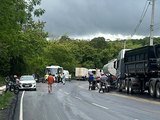 Motoqueiro morre após colidir com caminhão e ônibus no Polo
