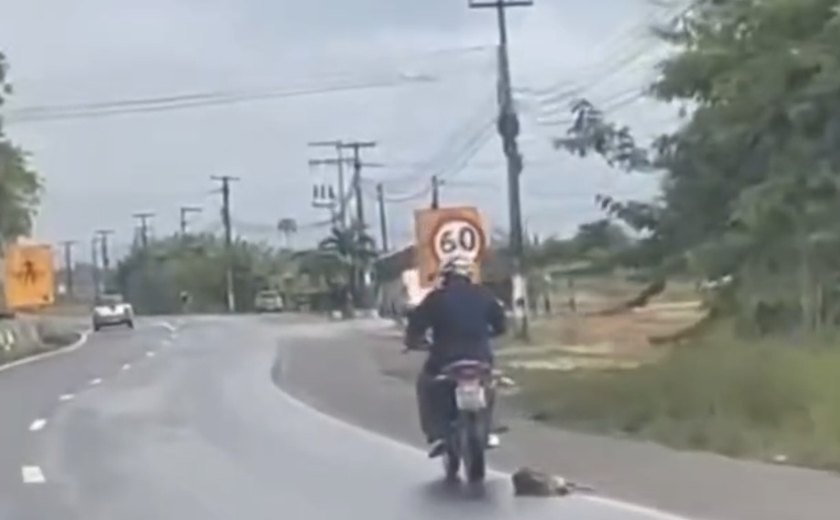 Homem que arrastou cachorro atrás de moto em Rio Largo foi identificado pela polícia