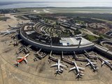 Avião colide com carro em pista do Aeroporto do Galeão, no Rio