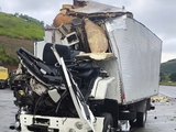 Acidente entre caminhão de verduras e carreta fecha pista da BR-101 em Alagoas