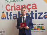 Prefeito Geo Cruz recebe Selo Nacional de Compromisso com a Alfabetização por Ibateguara