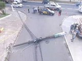 Carro derruba poste perto da Av. Fernandes Lima e deixa trânsito lento na região