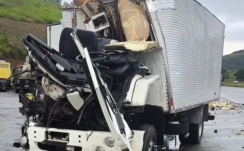 Acidente entre caminhão de verduras e carreta fecha pista da BR-101 em Alagoas