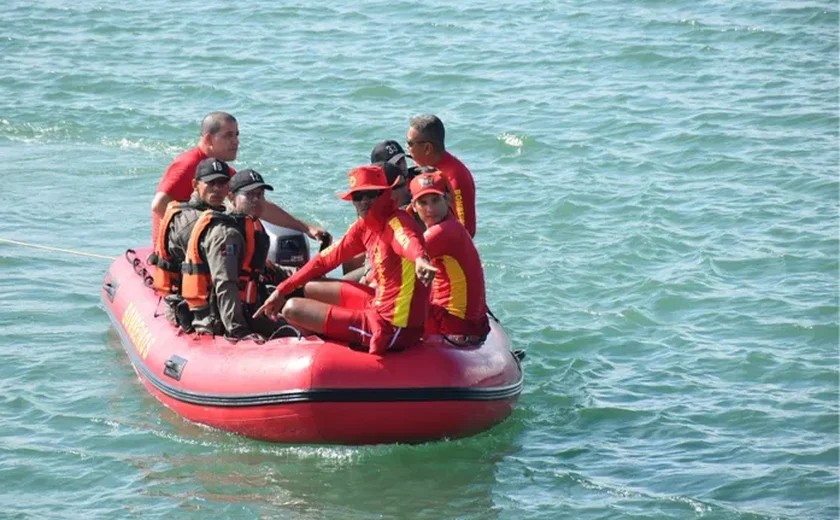 Bombeiros resgatam cinco pessoas que se afogaram na Praia da Sereia