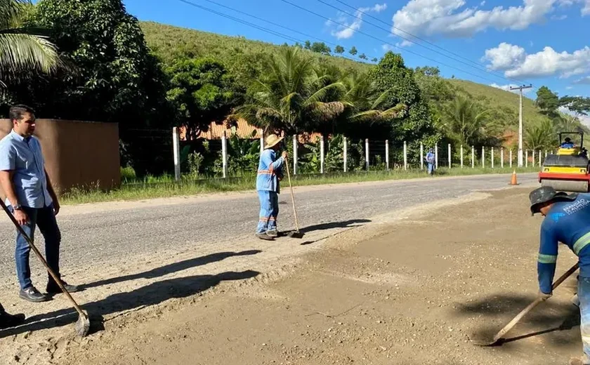 Prefeito Arthur Freitas acompanha obra de recapeamento asfáltico no acesso à Santana do Mundaú
