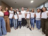 Olavo Neto entrega certificados para alunos da segunda turma da Escola de Línguas que fizeram imersão em Londres