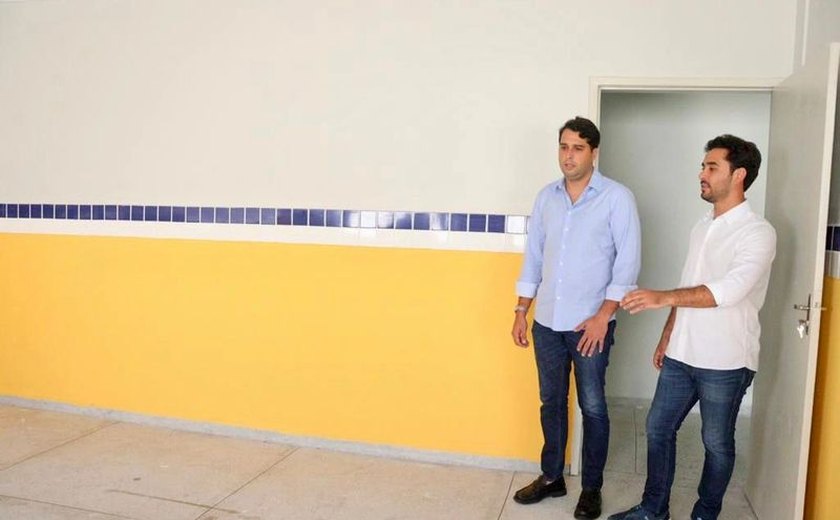 Prefeito e secretário de Santana do Mundaú vistoriam reta final das obras da Creche Vivendo a Infância
