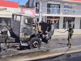 Caminhão pega fogo e carga é destruída em Maceió