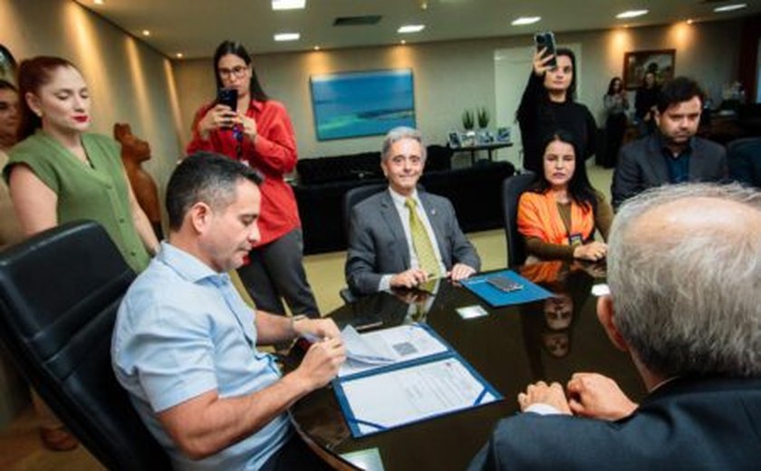 Governador de Alagoas assina acordo que permite emissão da Carteira de Identidade pelos cartórios