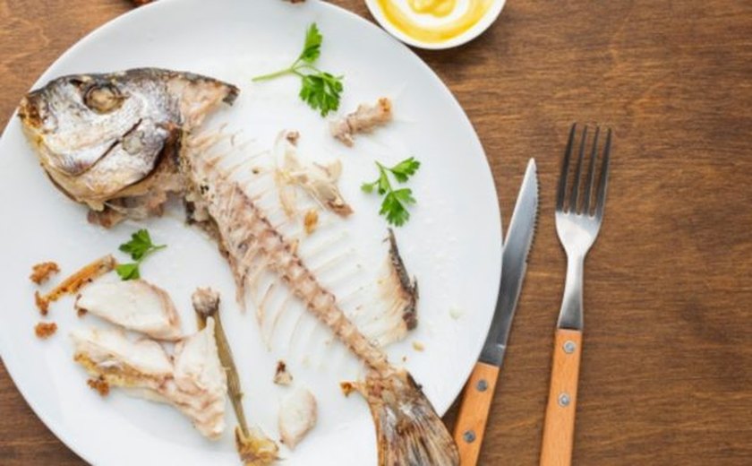 Mulher morre dias após se engasgar com espinha de peixe
