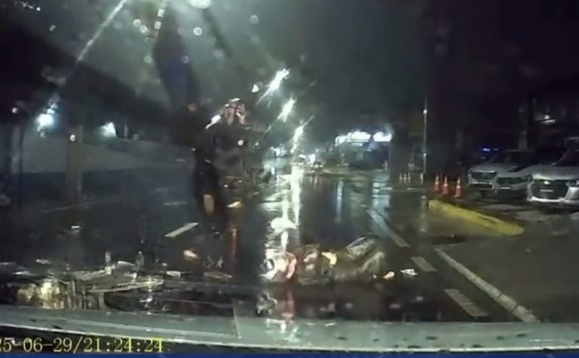 Motociclista causa acidente em alta velocidade ao tentar ultrapassagem em Maceió