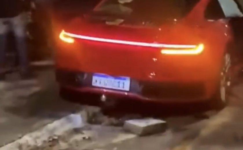 Motorista de Porsche invade complexo de lazer, atropela pedestre e foge do local em Arapiraca-AL
