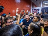 Bolsonaro é recebido com festa por apoiadores no aeroporto de Maceió