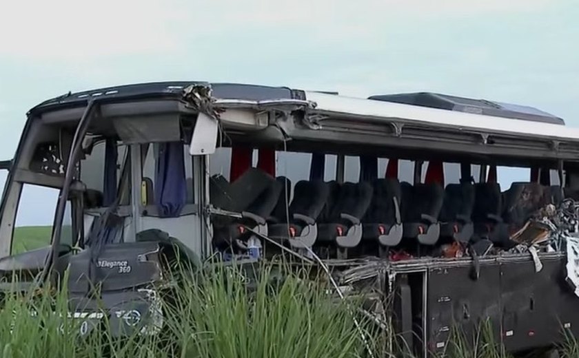 Acidente entre ônibus de estudantes e caminhão deixa 12 mortos e 11 feridos no interior de São Paulo