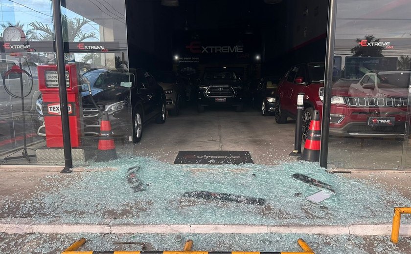 Em Maceió, homem invade loja e rouba carro de R$ 600 mil