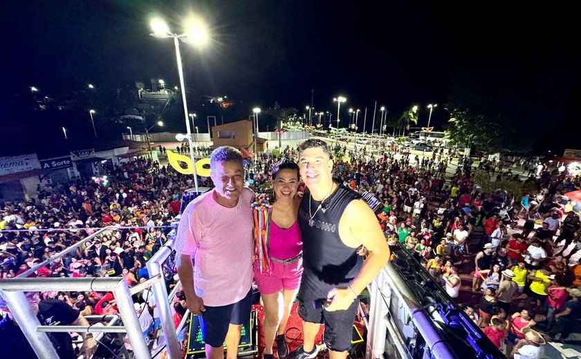 Carna Branquinha: trio elétrico arrastou multidão de foliões neste domingo