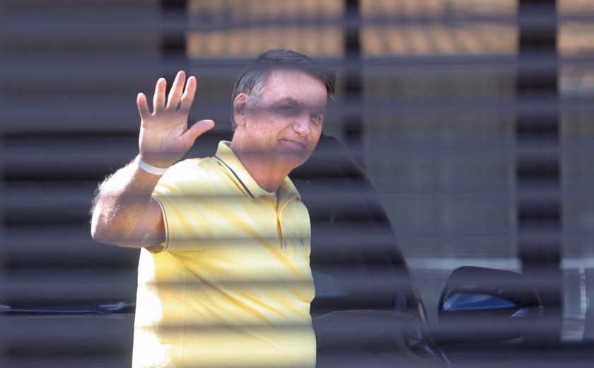 Damares visita Bolsonaro na véspera do julgamento e garante: 'Está sereno'