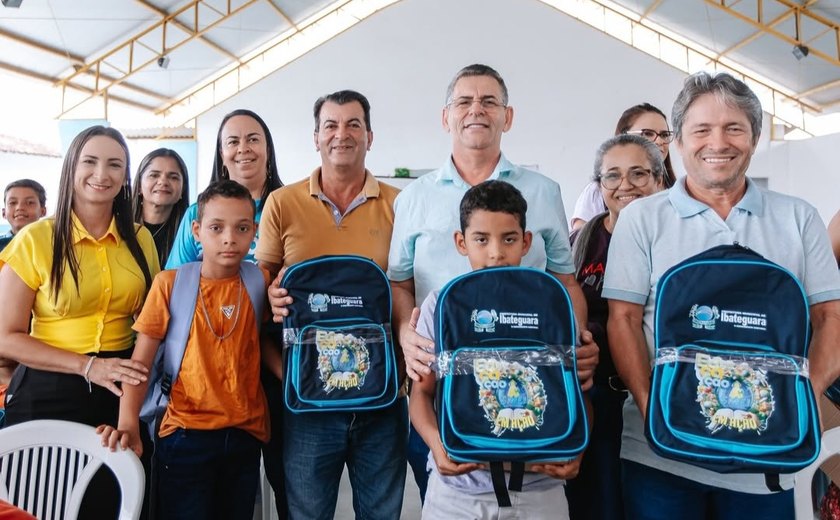 Prefeito de Ibateguara visita escolas e creches para entregar 2.500 kits escolares