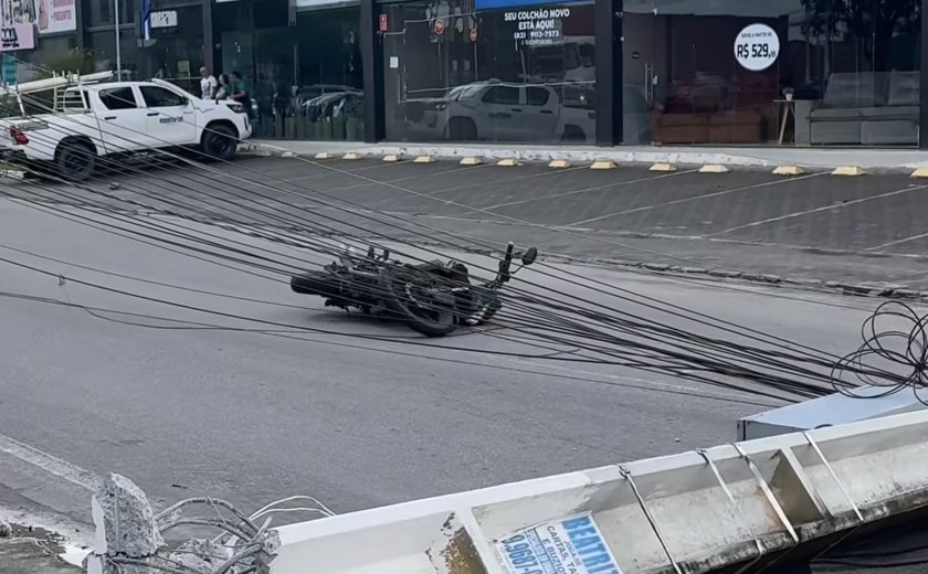 Carreta atinge poste no Antares e motoqueiro evita acidente ao pular da moto
