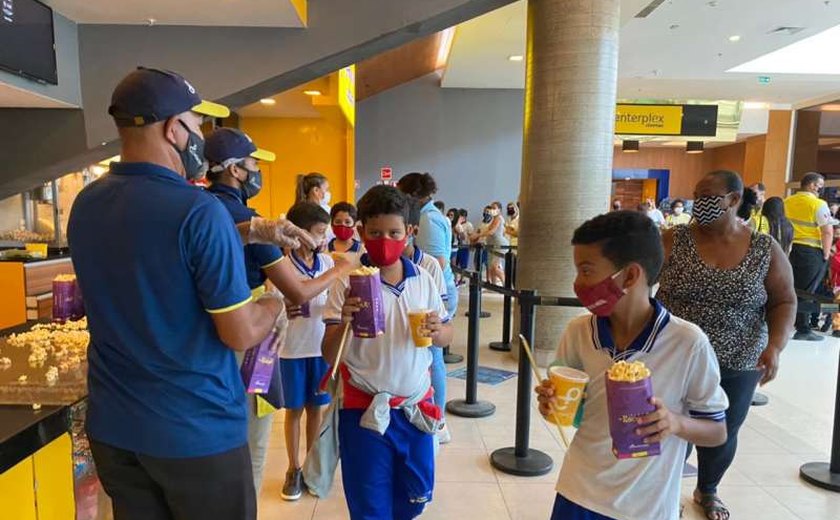 Ronda no Bairro leva crianças do Jacintinho para uma manhã no cinema