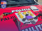 Polícia prende foragido e desarticula ponto de drogas em Murici; armas e entorpecentes são apreendidos